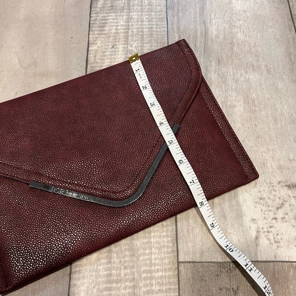 Maroon Bcbg envelope clutch AF - Picture 3 of 8